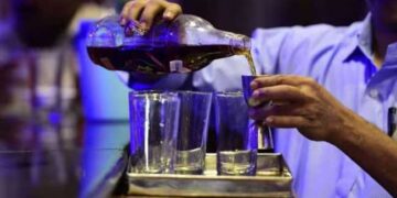 പൂസായിക്കഴിഞ്ഞാൽ നല്ലവരായ കുടിയന്മാരെ പറ്റിക്കുന്നോടോ…. കണ്ണൂരിലെ ബാറിൽ അളവ് തട്ടിപ്പ്, 60 മില്ലി പെഗ് അളവ് പാത്രത്തിനു പകരം 48 മില്ലിയുടെ അളവ്പാത്രം, 30 മില്ലിയുടേതിനു പകരം 24 മില്ലി അളവ്പാത്രം!! ഫൈനടപ്പിച്ച് വിജിലൻസ്