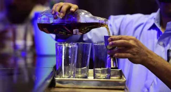 പൂസായിക്കഴിഞ്ഞാൽ നല്ലവരായ കുടിയന്മാരെ പറ്റിക്കുന്നോടോ…. കണ്ണൂരിലെ ബാറിൽ അളവ് തട്ടിപ്പ്, 60 മില്ലി പെഗ് അളവ് പാത്രത്തിനു പകരം 48 മില്ലിയുടെ അളവ്പാത്രം, 30 മില്ലിയുടേതിനു പകരം 24 മില്ലി അളവ്പാത്രം!! ഫൈനടപ്പിച്ച് വിജിലൻസ്