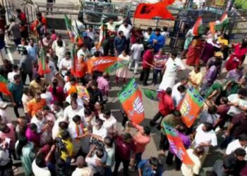 തലസ്ഥാനത്തിന്റെ കണ്ണ് ഇനി ആ രണ്ട് സ്വതന്ത്രന്മാരിൽ!! കേവല ഭൂരിപക്ഷത്തിന് ബിജെപിക്ക് വേണ്ടത് വെറും ഒരു സീറ്റ് മാത്രം… ‘നഗരസഭയിലെ 45 വർഷത്തെ എൽഡിഎഫ് ദുരന്തഭരണത്തിൽ നിന്നുള്ള മാറ്റത്തിനായി ഞാനും പ്രചാരണം നടത്തി, പക്ഷേ ഭരണമാറ്റം ആഗ്രഹിച്ച ജനത, മറ്റൊരു കക്ഷിക്കാണ് പ്രതിഫലം നൽകിയത്, അതാണ് ജനാധിപത്യത്തിന്റെ സൗന്ദര്യം’- ശശി തരൂർ