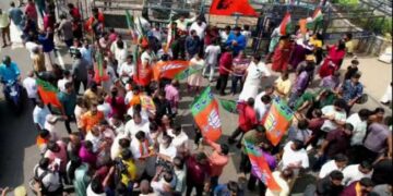 തലസ്ഥാനത്തിന്റെ കണ്ണ് ഇനി ആ രണ്ട് സ്വതന്ത്രന്മാരിൽ!! കേവല ഭൂരിപക്ഷത്തിന് ബിജെപിക്ക് വേണ്ടത് വെറും ഒരു സീറ്റ് മാത്രം… ‘നഗരസഭയിലെ 45 വർഷത്തെ എൽഡിഎഫ് ദുരന്തഭരണത്തിൽ നിന്നുള്ള മാറ്റത്തിനായി ഞാനും പ്രചാരണം നടത്തി, പക്ഷേ ഭരണമാറ്റം ആഗ്രഹിച്ച ജനത, മറ്റൊരു കക്ഷിക്കാണ് പ്രതിഫലം നൽകിയത്, അതാണ് ജനാധിപത്യത്തിന്റെ സൗന്ദര്യം’- ശശി തരൂർ