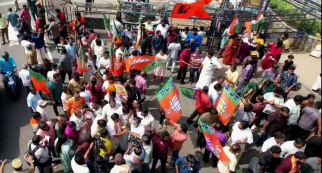 തലസ്ഥാനത്തിന്റെ കണ്ണ് ഇനി ആ രണ്ട് സ്വതന്ത്രന്മാരിൽ!! കേവല ഭൂരിപക്ഷത്തിന് ബിജെപിക്ക് വേണ്ടത് വെറും ഒരു സീറ്റ് മാത്രം… ‘നഗരസഭയിലെ 45 വർഷത്തെ എൽഡിഎഫ് ദുരന്തഭരണത്തിൽ നിന്നുള്ള മാറ്റത്തിനായി ഞാനും പ്രചാരണം നടത്തി, പക്ഷേ ഭരണമാറ്റം ആഗ്രഹിച്ച ജനത, മറ്റൊരു കക്ഷിക്കാണ് പ്രതിഫലം നൽകിയത്, അതാണ് ജനാധിപത്യത്തിന്റെ സൗന്ദര്യം’- ശശി തരൂർ