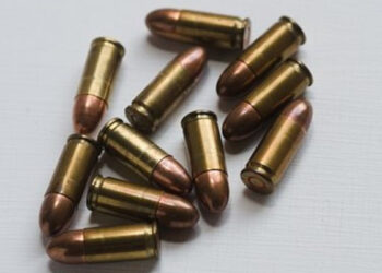 ലഹരിവസ്തുക്കളുടെ ഉപയോഗം കണ്ടെത്താന്‍ അധ്യാപകര്‍  ബാഗ് പരിശോധിച്ചു, എന്നാല്‍ കിട്ടിയത് വെടിയുണ്ടകള്‍, എട്ടാം ക്ലാസ് വിദ്യാര്‍ത്ഥിയെ ചോദ്യം ചെയ്ത് പൊലീസ്