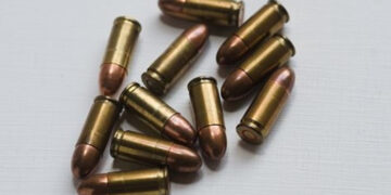 ലഹരിവസ്തുക്കളുടെ ഉപയോഗം കണ്ടെത്താന്‍ അധ്യാപകര്‍  ബാഗ് പരിശോധിച്ചു, എന്നാല്‍ കിട്ടിയത് വെടിയുണ്ടകള്‍, എട്ടാം ക്ലാസ് വിദ്യാര്‍ത്ഥിയെ ചോദ്യം ചെയ്ത് പൊലീസ്