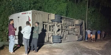 വിനോദയാത്ര പോയ വിദ്യാര്‍ത്ഥികള്‍ സഞ്ചരിച്ച ബസ് മറിഞ്ഞു, നിരവധി പേര്‍ക്ക് പരിക്ക്, അപകടം കൊടൈക്കനാലില്‍ നിന്ന് മടങ്ങുന്നതിനിടെ