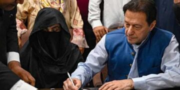 സൗദി കിരീടാവകാശി സമ്മാനിച്ച വിലയേറിയ ബൾഗാരി ഡയമണ്ട് ജ്വല്ലറി സെറ്റ് മുൻ പാക് പ്രധാനമന്ത്രിയേയും ഭാര്യയേയും കൊണ്ടുചെന്നെത്തിച്ചത് ജയിലിൽ!! തോഷാഖാന കേസിൽ ഇമ്രാൻ ഖാനും ഭാര്യയ്ക്കും 17 വർഷം തടവും പിഴയും, ഇമ്രാൻ ഖാന്റെ പ്രായവും ബുഷ്‌റ സ്ത്രീയാണെന്നതും പരിഗണിച്ച് കുറഞ്ഞ ശിക്ഷ- കോടതി