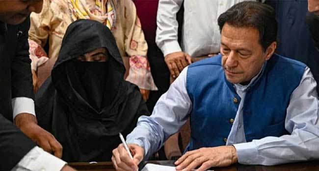 സൗദി കിരീടാവകാശി സമ്മാനിച്ച വിലയേറിയ ബൾഗാരി ഡയമണ്ട് ജ്വല്ലറി സെറ്റ് മുൻ പാക് പ്രധാനമന്ത്രിയേയും ഭാര്യയേയും കൊണ്ടുചെന്നെത്തിച്ചത് ജയിലിൽ!! തോഷാഖാന കേസിൽ ഇമ്രാൻ ഖാനും ഭാര്യയ്ക്കും 17 വർഷം തടവും പിഴയും, ഇമ്രാൻ ഖാന്റെ പ്രായവും ബുഷ്‌റ സ്ത്രീയാണെന്നതും പരിഗണിച്ച് കുറഞ്ഞ ശിക്ഷ- കോടതി