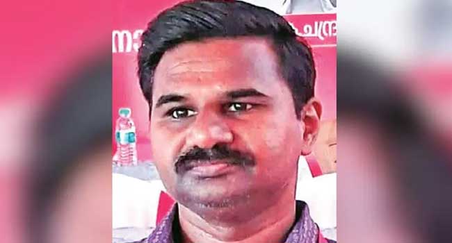 സ്കൂളിലേക്കു പോകുകയായിരുന്ന 12കാരിയെ സ്കൂളിൽ കൊണ്ടുവിടാമെന്ന വ്യാജേന കാറിൽ കയറ്റി ആളൊഴിഞ്ഞ സ്ഥലത്തുവെച്ച് ലൈംഗികമായി ചൂഷണംചെയ്തു, എതിർത്തപ്പോൾ കൊല്ലുമെന്ന് ഭീഷണി, പിന്നാലെ ഒന്നുമറിയാത്തപോലെ സ്ഥാനാർഥി പ്രചാരണത്തിനിറങ്ങി- കുട്ടിയുടെ പരാതിയിൽ സിപിഐ മുൻ ബ്രാഞ്ച് സെക്രട്ടറിക്കെതിരേ പോക്സോ കേസ്, പ്രതി ഒളിവിൽ