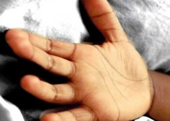 ഉച്ചയ്ക്ക് ആഹാരം കൊടുത്ത് ഉറക്കിയ കുഞ്ഞിന് അനക്കമില്ലെന്ന് അമ്മ, കുട്ടിയുടെ കഴുത്തിൽ കയറോ, തുണിയോ ഉപയോ​ഗിച്ച് മുറുക്കിയ പാടുകൾ, നാല് വയസുകാരന്റെ മരണത്തിൽ അമ്മയും ആൺസുഹൃത്തും കസ്റ്റഡിയിൽ