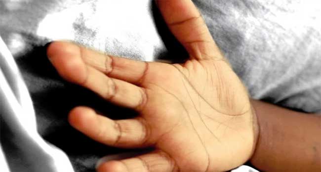 ഉച്ചയ്ക്ക് ആഹാരം കൊടുത്ത് ഉറക്കിയ കുഞ്ഞിന് അനക്കമില്ലെന്ന് അമ്മ, കുട്ടിയുടെ കഴുത്തിൽ കയറോ, തുണിയോ ഉപയോ​ഗിച്ച് മുറുക്കിയ പാടുകൾ, നാല് വയസുകാരന്റെ മരണത്തിൽ അമ്മയും ആൺസുഹൃത്തും കസ്റ്റഡിയിൽ