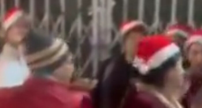 മതപരിവർത്തനത്തിന് ആണോ വേശ്യാവൃത്തിക്കാണോ വന്നത് ?? ക്രിസ്മസ് ആഘോഷങ്ങൾ വീട്ടിലിരുന്നു മതി,  ക്രിസ്തുമസ് പരിപാടി തടഞ്ഞ് ബജ്റംഗ്ദള്‍ പ്രവര്‍ത്തകര്‍, ആഘോഷം ഹിന്ദു വിരുദ്ധമെന്ന് ആരോപണം