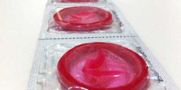 ഗർഭ നിരോധന ഉറകളുടെ സ്റ്റോക്ക് 39 ദിവസങ്ങൾക്കുള്ളിൽ തീരും, അടിയന്തര പരിഹാരമുണ്ടായില്ലെങ്കിൽ പിന്നെ ജനസംഖ്യ പിടിച്ചാൽ കിട്ടില്ല!! രാഷ്ട്രീയ പ്രക്ഷോഭത്തിനു പിന്നാലെ ബം​ഗ്ലാദേശിൽ ‘കോണ്ടം’ പ്രതിസന്ധി, ബംഗ്ലദേശിൽ ജനന നിരക്ക് അഞ്ച് പതിറ്റാണ്ടിനിടയിലെ ഏറ്റവും ഉയർന്ന നിലയിൽ