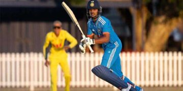 പിള്ളാരേ എന്തൊരിന്നിങ്സ് ഇത്!! 19 പന്തിൽ ഒരു റൺസ് പോലും അടിച്ചെടുക്കാനാകാതെ ഓപ്പണർ മൊഹമ്മദ് ഹെയറിൽ, 7 പന്തിൽ സംപൂജ്യനായി മറ്റൊരു ഓപ്പണർ, മലേഷ്യൻ നിരയിൽ രണ്ടക്കം കണ്ടത് നാലുപേർ… അടിച്ചോടിച്ച് അഭിഗ്യാൻ കുണ്ടു (125 പന്തിൽ 209*), എറിഞ്ഞിട്ട് ദീപേഷ് ദേവേന്ദ്രൻ (5 വിക്കറ്റ്)… അണ്ടർ 19 ഏഷ്യാ കപ്പിൽ മലേഷ്യയ്ക്കെതിരെ ഇന്ത്യയ്ക്ക് 315 റൺസിന്റെ ത്രസിപ്പിക്കും ജയം