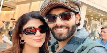 എന്റെ ഭർത്താവ് മാന്യനാണ്, ലണ്ടനിലും ദുബായിലും ഓസ്ട്രേലിയയിലുമെല്ലാം ക്രിക്കറ്റ് കളിക്കാനായി ജഡേജ പോയിട്ടുണ്ട്, അദ്ദേഹം ഏതെങ്കിലും ആസക്തികളിലേക്കോ, മോശപ്പെട്ട കാര്യങ്ങളിലേക്കോ തിരിഞ്ഞിട്ടില്ല!! വിദേശ പര്യടനത്തിനു പോയാൽ ചില ഇന്ത്യൻ താരങ്ങൾ മോശം കാര്യങ്ങളിലേർപ്പെടുന്നു- ഗുരുതര ആരോപണവുമായി രവീന്ദ്ര ജഡേജയുടെ ഭാര്യ, ആരാണ് രാജ്യത്തെ മോശക്കാരാക്കിയതെന്ന് വ്യക്തമാക്കണം- ആവശ്യം ഉയരുന്നു…video