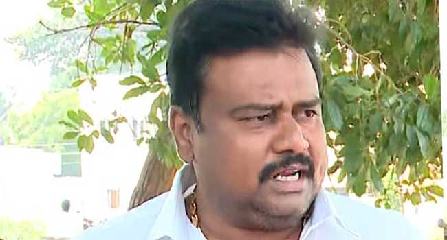 ഞാൻ ഡി മണി അല്ല, പേര് എം എസ് മണി, ശബരിമലയിൽ ഇതുവരെ വന്നിട്ടില്ല, പോറ്റിയെ അറിയില്ല, ഇപ്പോൾ ഉപയോ​ഗിക്കുന്നത് ബാലമുരുകന്റെ സിം, അവനും പാവം!! ഇനിയും വേട്ടയാടിയാൽ ആത്മഹത്യ ചെയ്യും, ചോദ്യം ചെയ്തത് ഡി മണിയെ തന്നെ, പേര് മാറ്റിപ്പറയുന്നത് ആശയക്കുഴപ്പം സൃഷ്ടിക്കാനുള്ള ശ്രമത്തിന്റെ ഭാഗം- എസ്ഐടി