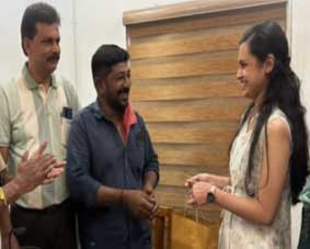 വീണുകിട്ടിയ 1.5 ലക്ഷം രൂപയുടെ വള തിരിച്ചുനല്കി; വജ്രത്തേക്കാള് മൂല്യമുള്ള ചുമട്ടുതൊഴിലാളിയുടെ സത്യസന്ധത