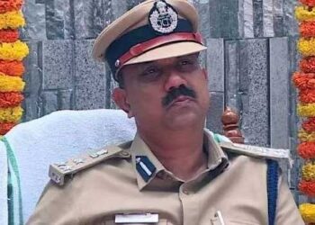 കൈമണി കൊടുത്താൽ ജയിൽ സുഖമായി വാഴാം, ആവശ്യത്തിന് പരോളും അനുവദിക്കും!! ലഹരിക്കേസിൽ അകത്തായ പ്രതികളുടെ ബന്ധുക്കളിൽ നിന്ന് 1.80 ലക്ഷം കൈക്കൂലി വാങ്ങി, ജയിൽ ഡിഐജിക്ക് സസ്പെൻഷൻ, തുകയെത്തിയത് എം.കെ. വിനോദ് കുമാറിന്റേയും ഭാര്യയുടേയും അക്കൗണ്ടിലേക്ക്