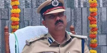 കൈമണി കൊടുത്താൽ ജയിൽ സുഖമായി വാഴാം, ആവശ്യത്തിന് പരോളും അനുവദിക്കും!! ലഹരിക്കേസിൽ അകത്തായ പ്രതികളുടെ ബന്ധുക്കളിൽ നിന്ന് 1.80 ലക്ഷം കൈക്കൂലി വാങ്ങി, ജയിൽ ഡിഐജിക്ക് സസ്പെൻഷൻ, തുകയെത്തിയത് എം.കെ. വിനോദ് കുമാറിന്റേയും ഭാര്യയുടേയും അക്കൗണ്ടിലേക്ക്