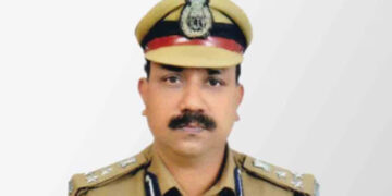 കൊടിസുനിയുടെയും അണ്ണന് സിജിത്തിന്റെയും കയ്യില് നിന്ന് കൈക്കൂലി വാങ്ങിയത് ഗൂഗിള് പേ വഴി, പണം വാങ്ങിയിരുന്നത് തടവുകാരുടെ ബന്ധുക്കളില് നിന്ന്, ഭാര്യയുടെ അക്കൗണ്ടിലും കള്ളപ്പണം, ജയില് ഡിഐജിയെ സസ്പെന്ഡ് ചെയ്യും, എം കെ വിനോദ്കുമാര് സിപിഎം ഗുണ്ട