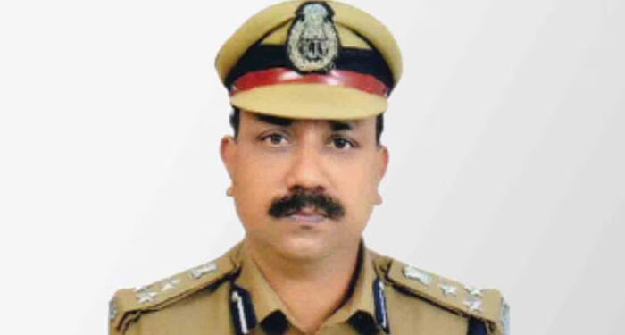 കൊടിസുനിയുടെയും അണ്ണന് സിജിത്തിന്റെയും കയ്യില് നിന്ന് കൈക്കൂലി വാങ്ങിയത് ഗൂഗിള് പേ വഴി, പണം വാങ്ങിയിരുന്നത് തടവുകാരുടെ ബന്ധുക്കളില് നിന്ന്, ഭാര്യയുടെ അക്കൗണ്ടിലും കള്ളപ്പണം, ജയില് ഡിഐജിയെ സസ്പെന്ഡ് ചെയ്യും, എം കെ വിനോദ്കുമാര് സിപിഎം ഗുണ്ട