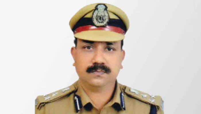 കൊടിസുനിയുടെയും അണ്ണന് സിജിത്തിന്റെയും കയ്യില് നിന്ന് കൈക്കൂലി വാങ്ങിയത് ഗൂഗിള് പേ വഴി, പണം വാങ്ങിയിരുന്നത് തടവുകാരുടെ ബന്ധുക്കളില് നിന്ന്, ഭാര്യയുടെ അക്കൗണ്ടിലും കള്ളപ്പണം, ജയില് ഡിഐജിയെ സസ്പെന്ഡ് ചെയ്യും, എം കെ വിനോദ്കുമാര് സിപിഎം ഗുണ്ട