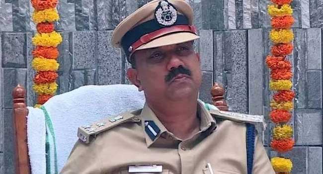 കൈമണി കൊടുത്താൽ ജയിൽ സുഖമായി വാഴാം, ആവശ്യത്തിന് പരോളും അനുവദിക്കും!! ലഹരിക്കേസിൽ അകത്തായ പ്രതികളുടെ ബന്ധുക്കളിൽ നിന്ന് 1.80 ലക്ഷം കൈക്കൂലി വാങ്ങി, ജയിൽ ഡിഐജിക്ക് സസ്പെൻഷൻ, തുകയെത്തിയത് എം.കെ. വിനോദ് കുമാറിന്റേയും ഭാര്യയുടേയും അക്കൗണ്ടിലേക്ക്