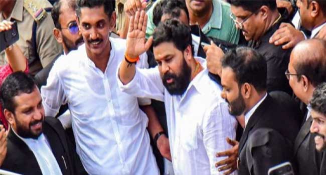 ദിലീപ് കോടതിയിലേക്ക് പോകുന്നതും വെറുതെ വിട്ട ശേഷം വീട്ടിൽ തിരിച്ചെത്തി കുടുംബാംഗങ്ങളുമായി സന്തോഷം പങ്കുവെക്കുന്നതും ഡ്രോണുപയോ​ഗിച്ച് ചിത്രീകരിച്ചു, വീട്ടുകാരുടെ അനുമതി വാങ്ങിയില്ല, കുടുംബത്തിന്റെ സ്വകാര്യത ലംഘിച്ചു, വാർത്താ ചാനൽ മേധാവിമാർക്കെതിരെ പരാതിയുമായി ദിലീപിന്റെ സഹോദരി