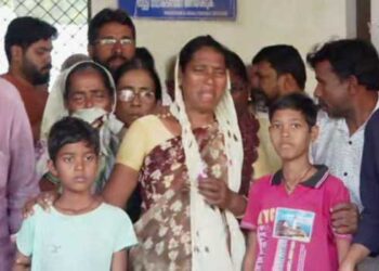 നഷ്ടപരിഹാരമായി 25 ലക്ഷം വേണം, തന്റെ സഹോദരനെ ആൾക്കൂട്ടം ക്രൂരമായി മർദിച്ചു കൊലപ്പെടുത്തിയതാണ്, ആൾക്കൂട്ട കൊലപാതകത്തിനുള്ള വകുപ്പുകൾ പ്രകാരം കേസെടുക്കണം, പ്രത്യേക അന്വേഷണ സംഘം കേസന്വേഷിക്കണം… ഇക്കാര്യത്തിൽ തീരുമാനമാകാതെ മൃതദേഹം ഏറ്റെടുക്കില്ല- രാംനാരായണന്റെ കു‌ടുംബം