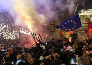 ‘വെള്ളം ദേഹത്ത് വീഴുമ്പോൾ പൊള്ളുന്നതുപോലെ തോന്നി’… സർക്കാർ വിരുദ്ധ പ്രക്ഷോഭത്തിൽ പങ്കെടുത്തവർക്കെല്ലാം ആഴ്ചകളോളം നീണ്ടുനിന്ന ശ്വാസംമുട്ടൽ, ചുമ, ഛർദ്ദി തുടങ്ങിയ രോ​ഗലക്ഷണങ്ങൾ!! അന്വേഷണത്തിൽ തെളിഞ്ഞത് വൻ ചതി, പ്രക്ഷോഭം അടിച്ചമർത്താൻ ജോർജിയൻ ഭരണകൂടം പ്രയോ​ഗിച്ചത് ഒന്നാം ലോകമഹായുദ്ധ കാലത്തെ രാസായുധം ‘കാമൈറ്റ്’