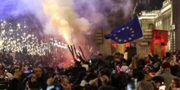 ‘വെള്ളം ദേഹത്ത് വീഴുമ്പോൾ പൊള്ളുന്നതുപോലെ തോന്നി’… സർക്കാർ വിരുദ്ധ പ്രക്ഷോഭത്തിൽ പങ്കെടുത്തവർക്കെല്ലാം ആഴ്ചകളോളം നീണ്ടുനിന്ന ശ്വാസംമുട്ടൽ, ചുമ, ഛർദ്ദി തുടങ്ങിയ രോ​ഗലക്ഷണങ്ങൾ!! അന്വേഷണത്തിൽ തെളിഞ്ഞത് വൻ ചതി, പ്രക്ഷോഭം അടിച്ചമർത്താൻ ജോർജിയൻ ഭരണകൂടം പ്രയോ​ഗിച്ചത് ഒന്നാം ലോകമഹായുദ്ധ കാലത്തെ രാസായുധം ‘കാമൈറ്റ്’