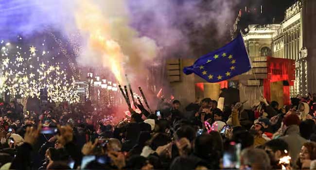 ‘വെള്ളം ദേഹത്ത് വീഴുമ്പോൾ പൊള്ളുന്നതുപോലെ തോന്നി’… സർക്കാർ വിരുദ്ധ പ്രക്ഷോഭത്തിൽ പങ്കെടുത്തവർക്കെല്ലാം ആഴ്ചകളോളം നീണ്ടുനിന്ന ശ്വാസംമുട്ടൽ, ചുമ, ഛർദ്ദി തുടങ്ങിയ രോ​ഗലക്ഷണങ്ങൾ!! അന്വേഷണത്തിൽ തെളിഞ്ഞത് വൻ ചതി, പ്രക്ഷോഭം അടിച്ചമർത്താൻ ജോർജിയൻ ഭരണകൂടം പ്രയോ​ഗിച്ചത് ഒന്നാം ലോകമഹായുദ്ധ കാലത്തെ രാസായുധം ‘കാമൈറ്റ്’