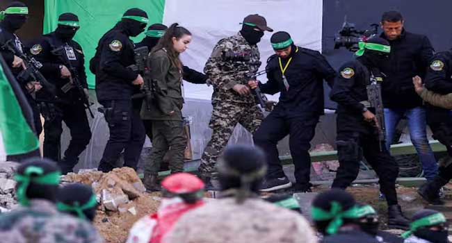 ഗാസയിലെ തുരങ്കങ്ങളിൽ കുടുങ്ങിയ 40 ഹമാസ് അംഗങ്ങളെ വധിച്ചു- ഇസ്രയേൽ, കൊല്ലപ്പെട്ടവരിൽ മൂന്നു പ്രാദേശിക കമാൻഡർമാരും ഹമാസിന്റെ പ്രവാസി നേതാക്കളിലൊരാളായ ഗാസി ഹമാദിന്റെ മകനും, പ്രതികരിക്കാൻ വിസമ്മതിച്ച് ഹമാസ്, റഫായി തുരങ്കങ്ങളിൽ നിന്ന് പുറത്തിറങ്ങുന്നവരെ വധിക്കുകയോ, കീഴടക്കുകയോ ചെയ്തിട്ടുണ്ടെന്നും ഇസ്രയേൽ