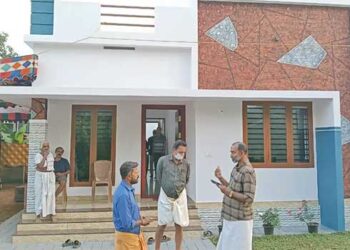 ‘പറക്കമുറ്റാത്ത കുഞ്ഞുങ്ങളാണ്, അവർക്കായി അടച്ചുറപ്പുള്ള വീടുണ്ടാക്കുംവരെ കണ്ണടയരുതേയെന്നാണ് പ്രാർഥന’… പ്രാർത്ഥന വിഭലമായെങ്കിലും സുധിയുടെ കുഞ്ഞുങ്ങൾക്ക് കൂടൊരുക്കി ആ സഹപാഠികൾ…