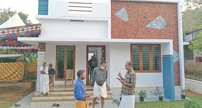 ‘പറക്കമുറ്റാത്ത കുഞ്ഞുങ്ങളാണ്, അവർക്കായി അടച്ചുറപ്പുള്ള വീടുണ്ടാക്കുംവരെ കണ്ണടയരുതേയെന്നാണ് പ്രാർഥന’… പ്രാർത്ഥന വിഭലമായെങ്കിലും സുധിയുടെ കുഞ്ഞുങ്ങൾക്ക് കൂടൊരുക്കി ആ സഹപാഠികൾ…