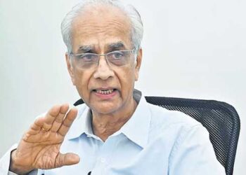 സ്വർണക്കവർച്ച വിവാദം തണുപ്പിക്കാൻ രാഷ്ട്രീയക്കാരെ ഒഴിവാക്കി ഐഎംജി ഡയറക്ടറെ ദേവസ്വം ബോർഡ് പ്രസിഡന്റാക്കിയപ്പോൾ അതും സർക്കാരിന് പുലിവാലാകുന്നു!! സർക്കാരിന്റെ ശമ്പളം പറ്റുന്ന പദവി വഹിക്കുന്നയാൾ തിരുവിതാംകൂർ ദേവസ്വം ബോർഡ് അംഗമോ പ്രസിഡന്റോ ആകാൻ‍ അയോഗ്യതയുണ്ട‌‌ന്ന് ഹർജി!! രണ്ട് പ്രതിഫലം പറ്റുന്നില്ല, എന്നെ നിയമിച്ചത് സർക്കാർ, അവർ മറുപടി പറയും- കെ ജയകുമാർ