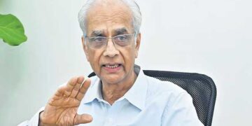 സ്വർണക്കവർച്ച വിവാദം തണുപ്പിക്കാൻ രാഷ്ട്രീയക്കാരെ ഒഴിവാക്കി ഐഎംജി ഡയറക്ടറെ ദേവസ്വം ബോർഡ് പ്രസിഡന്റാക്കിയപ്പോൾ അതും സർക്കാരിന് പുലിവാലാകുന്നു!! സർക്കാരിന്റെ ശമ്പളം പറ്റുന്ന പദവി വഹിക്കുന്നയാൾ തിരുവിതാംകൂർ ദേവസ്വം ബോർഡ് അംഗമോ പ്രസിഡന്റോ ആകാൻ‍ അയോഗ്യതയുണ്ട‌‌ന്ന് ഹർജി!! രണ്ട് പ്രതിഫലം പറ്റുന്നില്ല, എന്നെ നിയമിച്ചത് സർക്കാർ, അവർ മറുപടി പറയും- കെ ജയകുമാർ