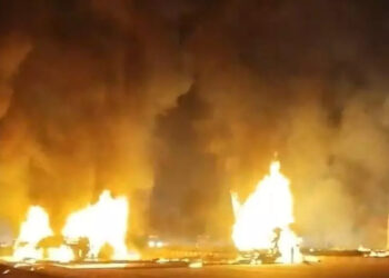 ലോറി ഡിവൈഡർ മറികടന്ന് എതിരെ വന്ന സ്ലീപ്പര്‍ ബസിലിടിച്ചു, 17 പേര്‍ക്ക് ദാരുണാന്ത്യം,  നിരവധി പേരുടെ നില അതീവ ഗുരുതരം, ബസ് പൂര്‍ണമായി കത്തി നശിച്ചു