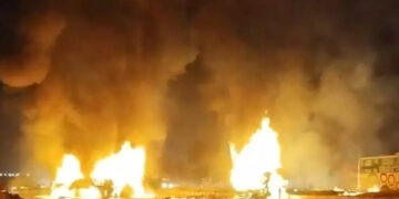 ലോറി ഡിവൈഡർ മറികടന്ന് എതിരെ വന്ന സ്ലീപ്പര്‍ ബസിലിടിച്ചു, 17 പേര്‍ക്ക് ദാരുണാന്ത്യം,  നിരവധി പേരുടെ നില അതീവ ഗുരുതരം, ബസ് പൂര്‍ണമായി കത്തി നശിച്ചു