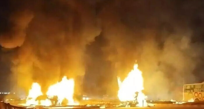 ലോറി ഡിവൈഡർ മറികടന്ന് എതിരെ വന്ന സ്ലീപ്പര്‍ ബസിലിടിച്ചു, 17 പേര്‍ക്ക് ദാരുണാന്ത്യം,  നിരവധി പേരുടെ നില അതീവ ഗുരുതരം, ബസ് പൂര്‍ണമായി കത്തി നശിച്ചു