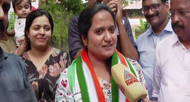 ‘അധികാരമല്ല, ആദർശമാണ് വലുത്’… ശ്രീനാദേവി കുഞ്ഞമ്മയുടെ ആദർശത്തെ പള്ളിക്കൽ ഡിവിഷൻ കൈവിട്ടില്ല!! ആദ്യഫലത്തിൽ തോൽവി, റീ കൗണ്ടിംഗിൽ 196 വോട്ടിന്റെ ഭൂരിപക്ഷത്തിൽ വിജയം, സിപിഐ വിട്ട് കോൺഗ്രസിലെത്തിയ ശ്രീനാദേവി കുഞ്ഞമ്മ പരാജയപ്പെടുത്തിയത് സിപിഐ സ്ഥാനാർഥിയെ