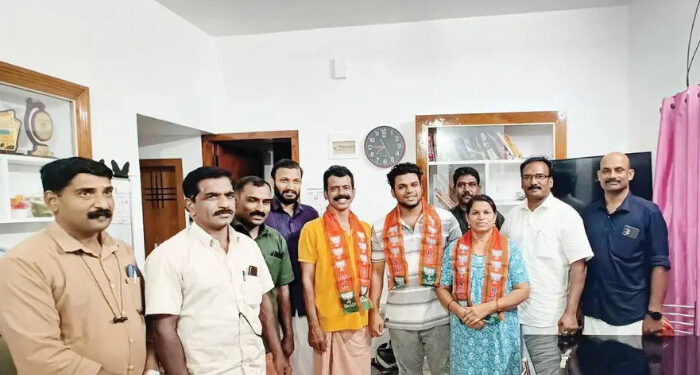 നിര്ബന്ധിപ്പിച്ച് സ്ഥാനാര്ത്ഥിയാക്കി, കോണ്ഗ്രസിന് കൂട്ടത്തോടെ വോട്ട് മറിച്ചുകുത്തി, എല്ഡിഎഫ് സ്ഥാനാര്ത്ഥിയും കുടുംബവും ബിജെപിയില് ചേര്ന്നു