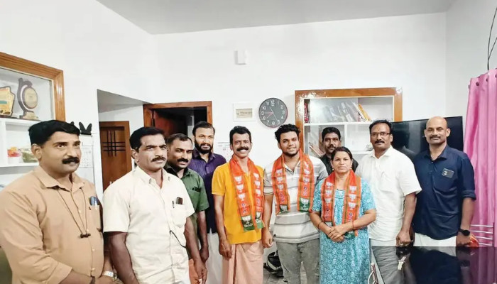 നിര്ബന്ധിപ്പിച്ച് സ്ഥാനാര്ത്ഥിയാക്കി, കോണ്ഗ്രസിന് കൂട്ടത്തോടെ വോട്ട് മറിച്ചുകുത്തി, എല്ഡിഎഫ് സ്ഥാനാര്ത്ഥിയും കുടുംബവും ബിജെപിയില് ചേര്ന്നു