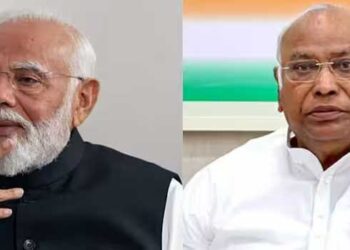 പരാജയത്തിന്റെ ഉത്തരവാദിത്വം സ്വയം ഏറ്റെടുക്കണം, എപ്പോഴെല്ലാം മോദി പരാജയപ്പെടുന്നുവോ അതു കോൺ​ഗ്രസിന്റെ തലയിലേക്കിടും!! എങ്ങനെയാണ് മോദിക്ക് കോൺഗ്രസിനെ കുറ്റപ്പെടുത്താൻ സാധിക്കുക? കേന്ദ്രത്തിലും സംസ്ഥാനത്തും ബിജെപിക്കാണ് ഭരണം… നിങ്ങൾക്ക് ജനങ്ങളെ സംരക്ഷിക്കാൻ പറ്റിയില്ലെങ്കിൽ എങ്ങനെയാണ് കോൺഗ്രസിനെ കുറ്റം പറയുക?- മല്ലികാർജുൻ ഖർഗെ