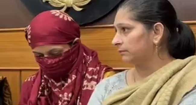 തന്നെക്കാൾ സൗന്ദര്യം ആറുവയസുകാരി മരുമകൾക്ക്, കുട്ടിയെ വെള്ളം നിറച്ച ബക്കറ്റിൽ തലമുക്കിപ്പിടിച്ച് കൊലപ്പെടുത്തി, അസൂയ മൂത്ത് യുവതി കൊലപ്പെടുത്തിയത് സ്വന്തം മകനേയും സഹോദരന്റെ മകളേയുമുൾപെടെ നാലുപേരെ!! കൊല്ലപ്പെട്ടവരിൽ നാട്ടുകാരിയായ പെൺകുഞ്ഞും