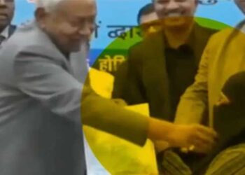 നിയമന ഉത്തരവ് കൈമാറുന്നതിനിടെ വനിതാ ഡോക്ടർക്ക് ഹിജാബ് നീക്കാൻ നിർദേശം, പിന്നാലെ ഹിജാബ് വലിച്ചൂരിമാറ്റി ബീഹാർ മുഖ്യമന്ത്രി!! നിതീഷ് ബാബു ഇപ്പോൾ 100 ശതമാനം സംഘിയായി മാറിയോ?”- ആർജെഡി, സംസ്ഥാനത്ത് സ്ത്രീകൾ എത്രത്തോളം സുരക്ഷിതരായിരിക്കും എന്ന് ചിന്തിച്ചു നോക്കൂ? ഈ അശ്ലീലം ക്ഷമിക്കാൻ കഴിയാത്തതാണ്”- കോൺ​ഗ്രസ്…Video