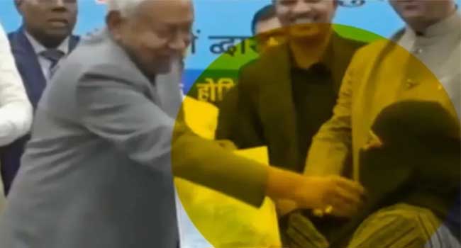 നിയമന ഉത്തരവ് കൈമാറുന്നതിനിടെ വനിതാ ഡോക്ടർക്ക് ഹിജാബ് നീക്കാൻ നിർദേശം, പിന്നാലെ ഹിജാബ് വലിച്ചൂരിമാറ്റി ബീഹാർ മുഖ്യമന്ത്രി!! നിതീഷ് ബാബു ഇപ്പോൾ 100 ശതമാനം സംഘിയായി മാറിയോ?”- ആർജെഡി, സംസ്ഥാനത്ത് സ്ത്രീകൾ എത്രത്തോളം സുരക്ഷിതരായിരിക്കും എന്ന് ചിന്തിച്ചു നോക്കൂ? ഈ അശ്ലീലം ക്ഷമിക്കാൻ കഴിയാത്തതാണ്”- കോൺഗ്രസ്…Video