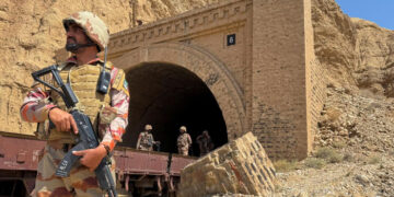 പാകിസ്ഥാനിലെ രണ്ട് റെയില്‍വേ ട്രാക്കുകളില്‍ ബോംബ് സ്ഫോടനം, കൂട്ടക്കുരുതി ഒഴിവായത് തലനാരിഴയ്ക്ക്, പിന്നില്‍ ബലൂച്ച് വിഘടനവാദികള്‍