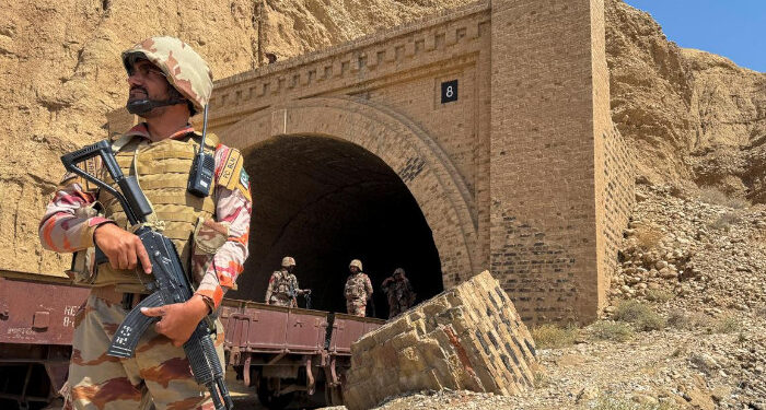 പാകിസ്ഥാനിലെ രണ്ട് റെയില്‍വേ ട്രാക്കുകളില്‍ ബോംബ് സ്ഫോടനം, കൂട്ടക്കുരുതി ഒഴിവായത് തലനാരിഴയ്ക്ക്, പിന്നില്‍ ബലൂച്ച് വിഘടനവാദികള്‍