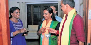 സത്യപ്രതിജ്ഞാച്ചടങ്ങിനിടെ ശ്രീരേഖ പോയത് പാലുകാച്ചലിന്?  പുതിയ പദവി പരി​ഗണനയിൽ, മേയർ സ്ഥാനത്തുനിന്ന് തെറുപ്പിച്ചതിൽ അതൃപ്തി പ്രകടിപ്പിച്ച് പിൻനിരയിലേക്കു മാറാൻ നോക്കിയ നേതാവിനെ മറ്റുള്ളവർ ഇടപെട്ട് നിയുക്ത ഡെപ്യൂട്ടി മേയർ ജി.എസ്.ആശാനാഥിനു സമീപം ഇരിപ്പിടമൊരുക്കി, സ്വീകരണത്തിനു ശേഷം മേയറും സംഘവും ആദ്യം പോയത് ശ്രീരേഖയുടെ പിണക്കം മാറ്റാൻ