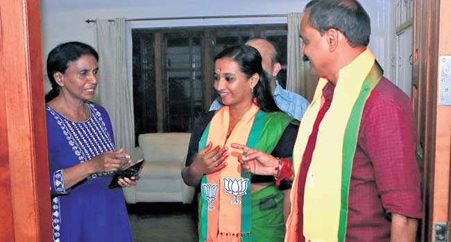 സത്യപ്രതിജ്ഞാച്ചടങ്ങിനിടെ ശ്രീരേഖ പോയത് പാലുകാച്ചലിന്?  പുതിയ പദവി പരി​ഗണനയിൽ, മേയർ സ്ഥാനത്തുനിന്ന് തെറുപ്പിച്ചതിൽ അതൃപ്തി പ്രകടിപ്പിച്ച് പിൻനിരയിലേക്കു മാറാൻ നോക്കിയ നേതാവിനെ മറ്റുള്ളവർ ഇടപെട്ട് നിയുക്ത ഡെപ്യൂട്ടി മേയർ ജി.എസ്.ആശാനാഥിനു സമീപം ഇരിപ്പിടമൊരുക്കി, സ്വീകരണത്തിനു ശേഷം മേയറും സംഘവും ആദ്യം പോയത് ശ്രീരേഖയുടെ പിണക്കം മാറ്റാൻ