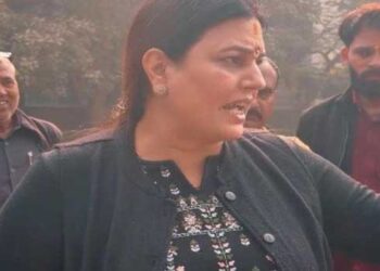 നിനക്കിവി‌ടെ ജോലിയെടുക്കണേൽ ഹിന്ദി പഠിച്ചിരിക്കണം!! ‘ഒരു മാസത്തെ സമയം തരും… ഭീഷണിയുമായി ബിജെപി കൗൺസിലർ, പാവത്തിന്റെ നിൽപ് കണ്ട് അനുകമ്പ തോന്നിയെത്തിയവർക്കും ഭീഷണി- ഇയാൾ വല്ല കുറ്റകൃത്യവും ചെയ്താൽ നിങ്ങൾ ഉത്തരവാദിത്തം ഏറ്റെടുക്കുമോ?